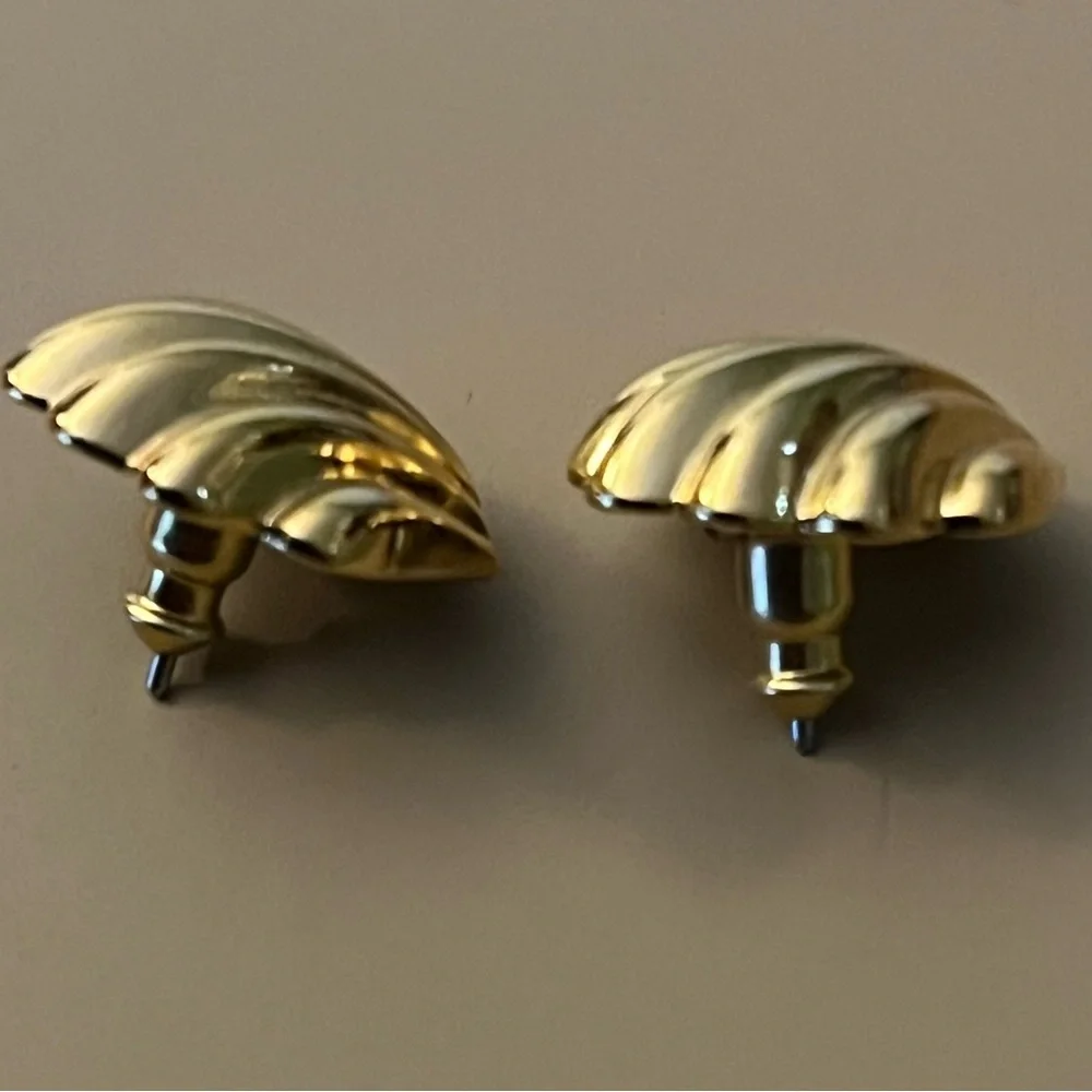 Napier/vintage gold shell pierced earrings * - Picture 2 of 2